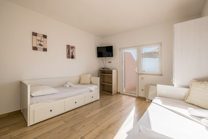 Apartment 7, Villa Perla in Bratu&scaron; on the Makarska Riviera &ndash; Apartments with a view of the Adriatic Sea Ba&scaron;ka Voda