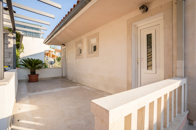 Exterior, Villa Perla in Bratu&scaron; on the Makarska Riviera &ndash; Apartments with a view of the Adriatic Sea Ba&scaron;ka Voda