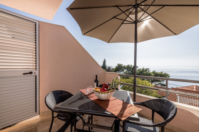 Apartment 8, Villa Perla in Bratu&scaron; on the Makarska Riviera &ndash; Apartments with a view of the Adriatic Sea Ba&scaron;ka Voda