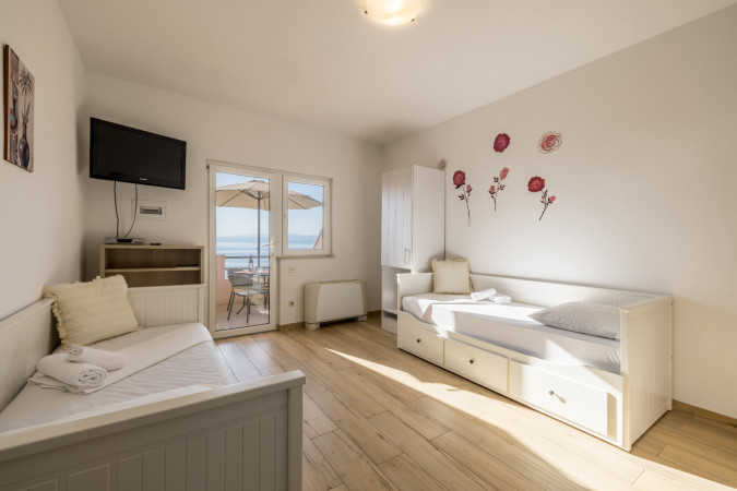 Apartment 8, Villa Perla in Bratu&scaron; on the Makarska Riviera &ndash; Apartments with a view of the Adriatic Sea Ba&scaron;ka Voda