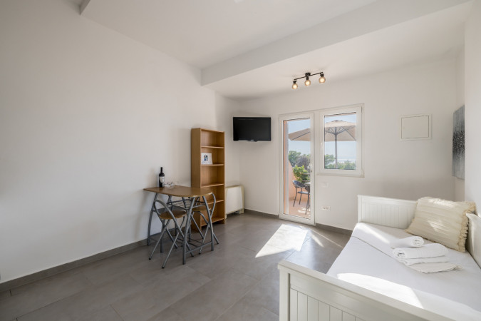Apartment 9, Villa Perla in Bratu&scaron; on the Makarska Riviera &ndash; Apartments with a view of the Adriatic Sea Ba&scaron;ka Voda