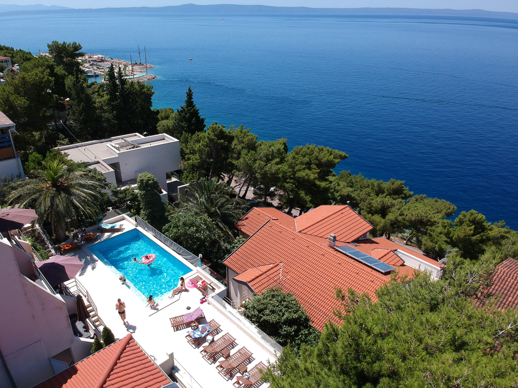 Villa Apartments Perla Bratu&scaron; - A blend of modern design and nature, Villa Perla in Bratu&scaron; on the Makarska Riviera &ndash; Apartments with a view of the Adriatic Sea Ba&scaron;ka Voda